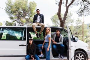 Kada mikroautobuso nuoma su vairuotoju tampa geresniu pasirinkimu nei be jo? Mikroautobuso nuoma su vairuotoju kelionės metu
