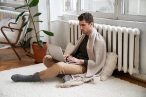 Kodėl senieji radiatoriai yra blogas pasirinkimas? Senųjų radiatorių keitimas į modernią šildymo sistemą gyvenamajame kambaryje.