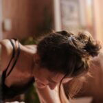 Intymios higienos lubrikanto pakuotė ant šviesaus ir estetiško paviršiaus.