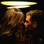 Laiminga pora romantiškoje aplinkoje, atkurianti artumą ir pasitikėjimą vienas kitu.