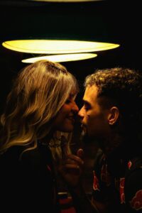 Laiminga pora romantiškoje aplinkoje, atkurianti artumą ir pasitikėjimą vienas kitu.